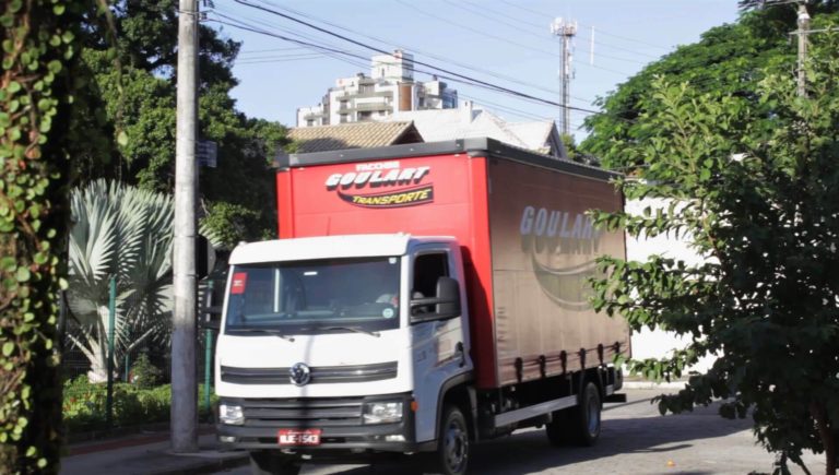 este-caminhao-e-carbon-free-goulart-transporte