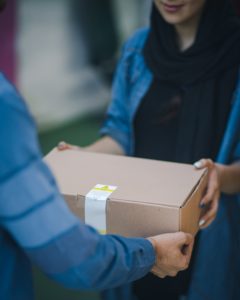 Delivery gera emissões de carbono. Foto de RoseBox رز باکس via Unsplash